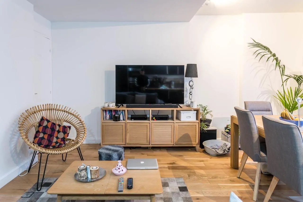 Superb Bright Near Bercy Apartament